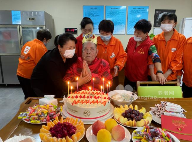 纳兰园入住长者侯爷爷91岁的生日 纳兰园入住长者侯爷爷91岁的生日