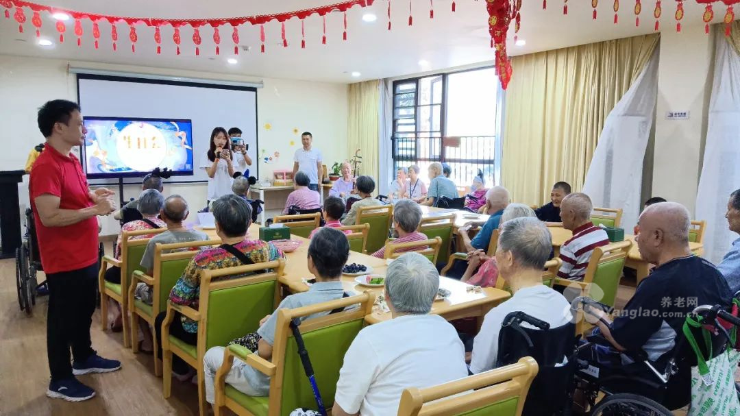 碧康养老举办7月份长者生日会